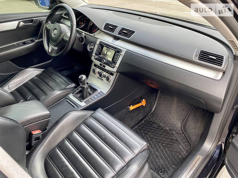 Універсал Volkswagen Passat 2012 в Дніпрі