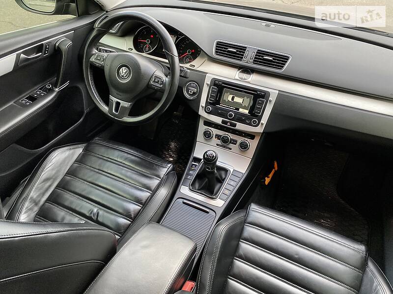 Універсал Volkswagen Passat 2012 в Дніпрі