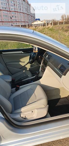 Седан Volkswagen Passat 2013 в Івано-Франківську