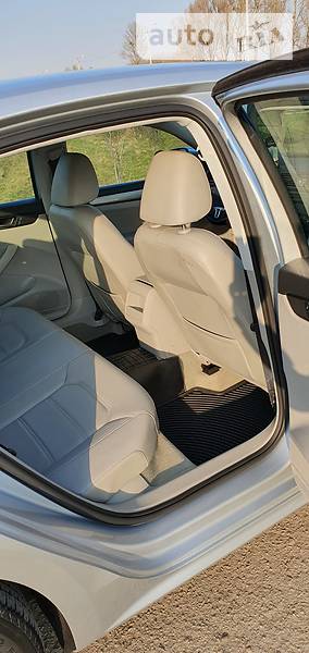 Седан Volkswagen Passat 2013 в Івано-Франківську