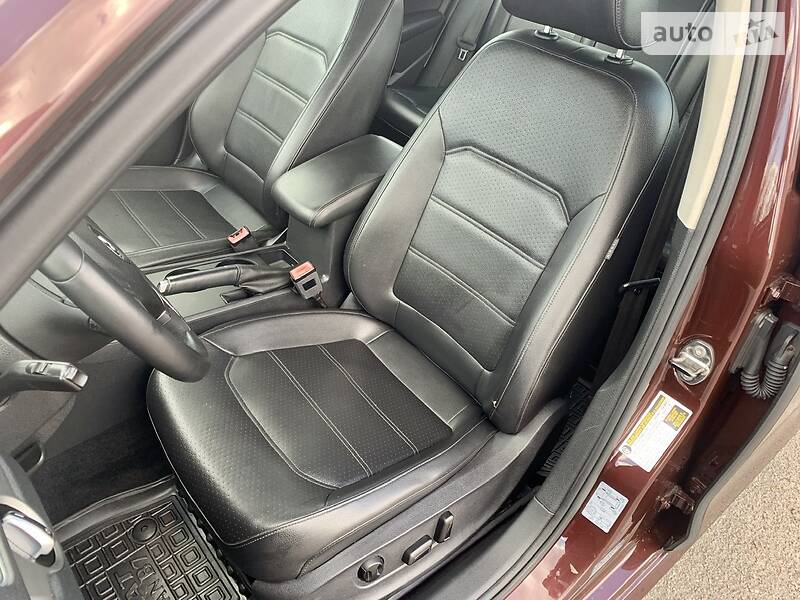 Седан Volkswagen Passat 2014 в Горішніх Плавнях