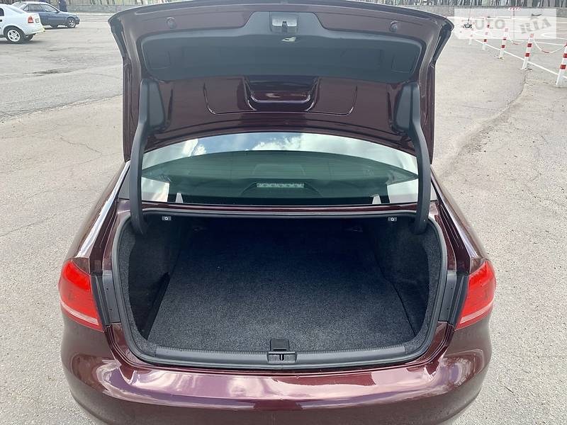 Седан Volkswagen Passat 2014 в Горішніх Плавнях