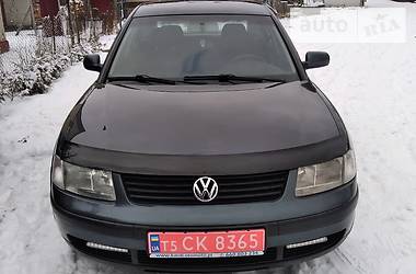 Седан Volkswagen Passat 2000 в Городке