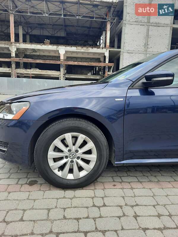 Седан Volkswagen Passat 2014 в Ивано-Франковске