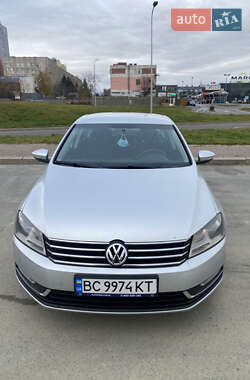 Седан Volkswagen Passat 2011 в Львове