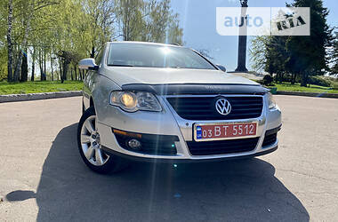 Універсал Volkswagen Passat 2010 в Житомирі