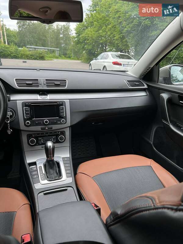 Седан Volkswagen Passat 2011 в Луцке