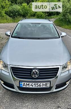 Універсал Volkswagen Passat 2010 в Житомирі