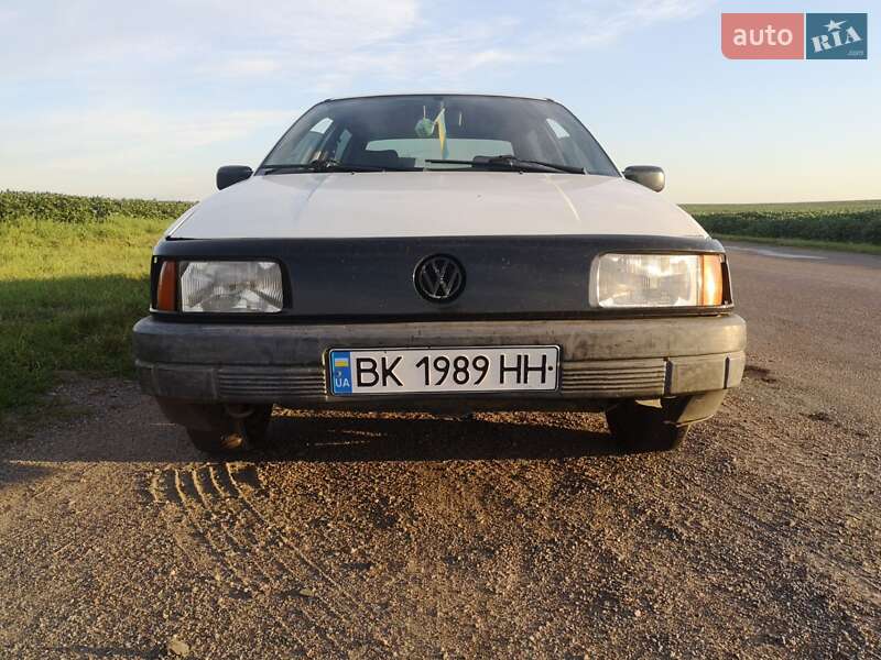 Седан Volkswagen Passat 1993 в Рівному