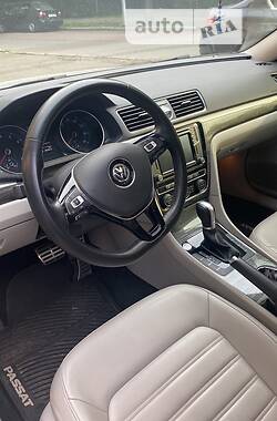 Седан Volkswagen Passat 2015 в Києві