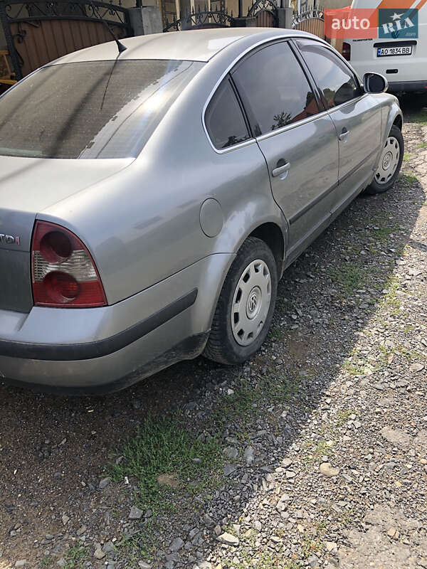 Седан Volkswagen Passat 2004 в Хусте