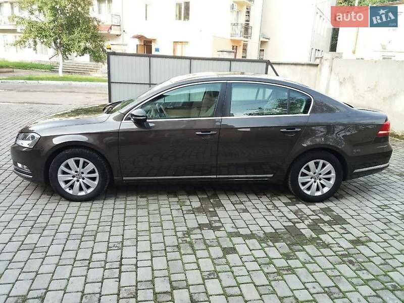 Седан Volkswagen Passat 2012 в Ивано-Франковске
