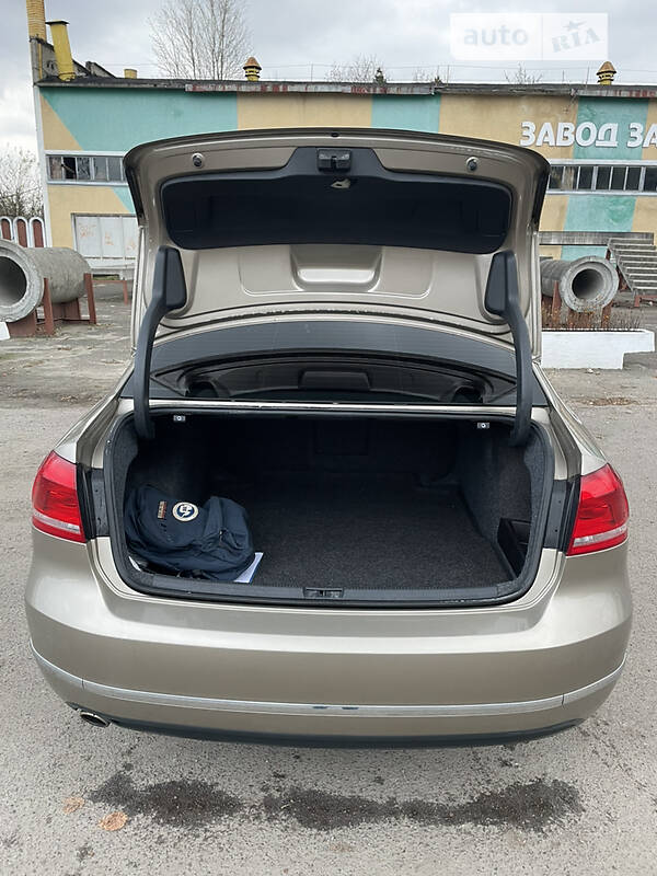 Седан Volkswagen Passat 2014 в Львові