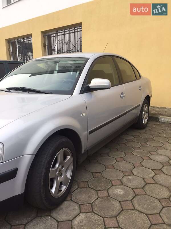 Седан Volkswagen Passat 1998 в Стрые