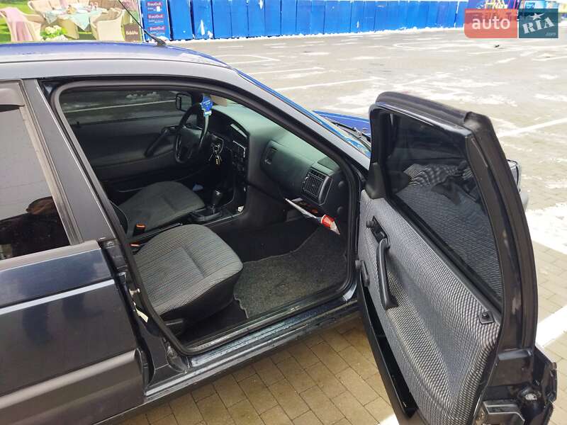 Седан Volkswagen Passat 1992 в Долине