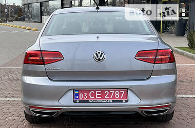 Седан Volkswagen Passat 2019 в Ужгороде