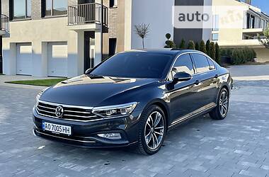 Седан Volkswagen Passat 2019 в Ужгороді