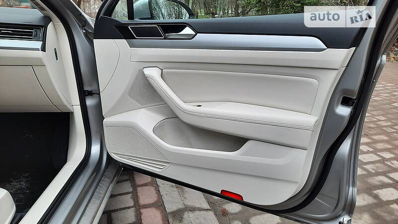 Седан Volkswagen Passat 2015 в Львові