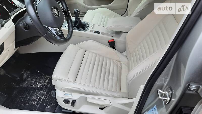 Седан Volkswagen Passat 2015 в Львові