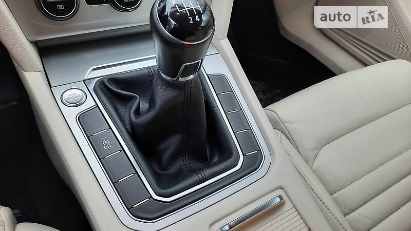 Седан Volkswagen Passat 2015 в Львові