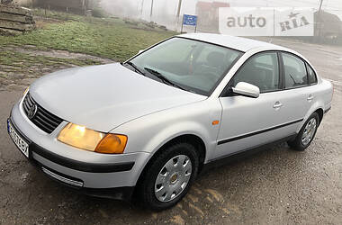 Седан Volkswagen Passat 1999 в Черновцах