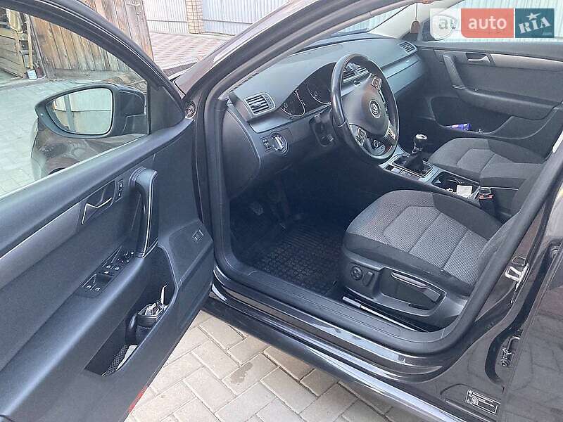 Універсал Volkswagen Passat 2011 в Чернівцях