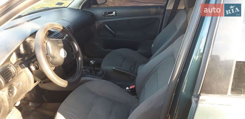 Седан Volkswagen Passat 2004 в Млиніві