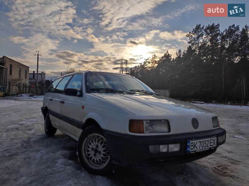 Універсал Volkswagen Passat 1992 в Вараші