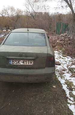 Седан Volkswagen Passat 1998 в Новоукраинке