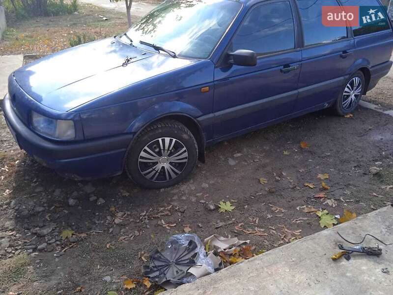 Універсал Volkswagen Passat 1988 в Сараті
