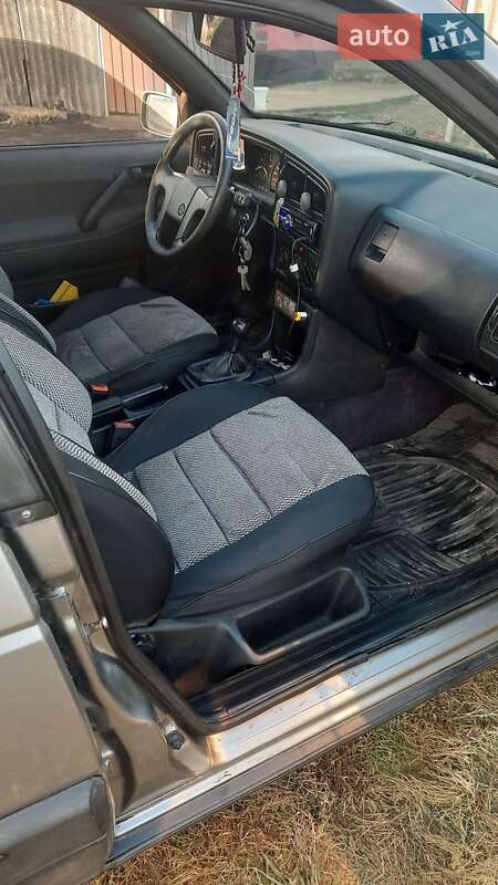 Седан Volkswagen Passat 1990 в Дергачах