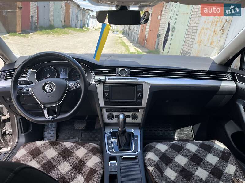 Седан Volkswagen Passat 2017 в Житомире