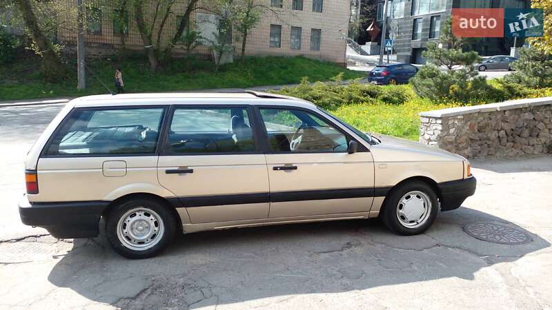 Универсал Volkswagen Passat 1990 в Киеве