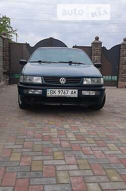 Седан Volkswagen Passat 1996 в Сарнах