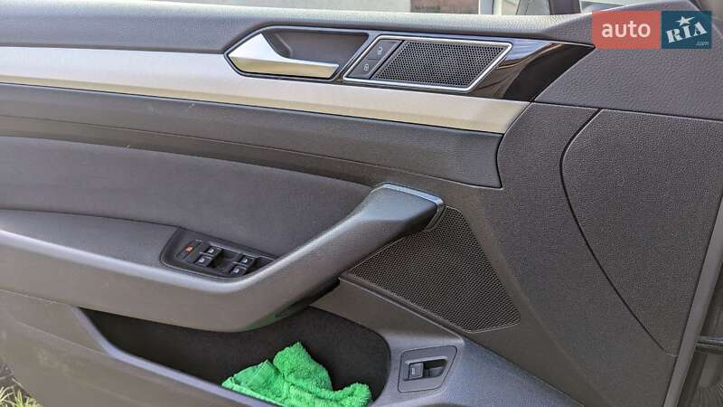 Універсал Volkswagen Passat 2016 в Житомирі