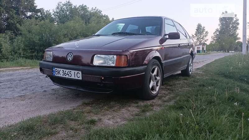 Седан Volkswagen Passat 1992 в Рокитном