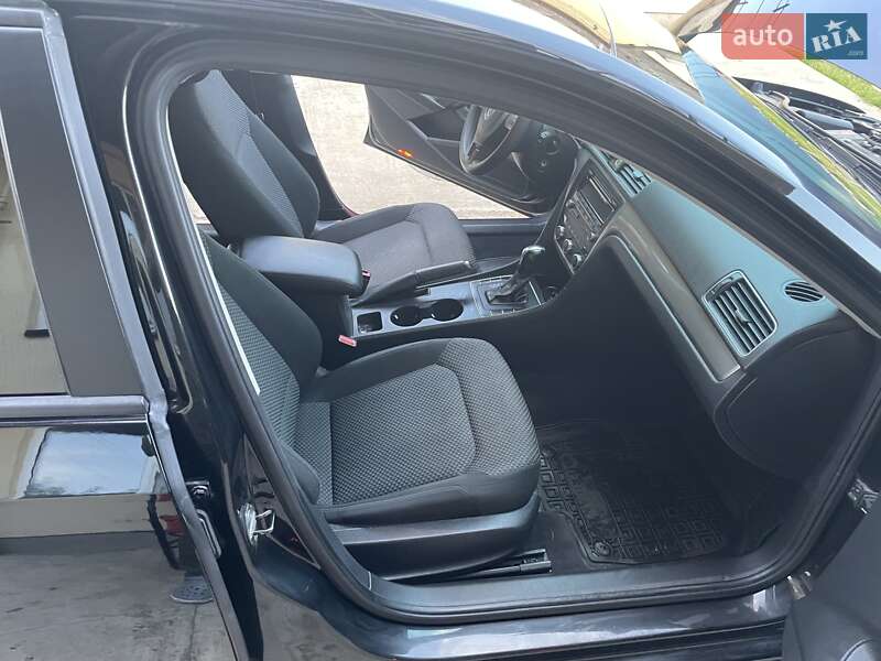 Седан Volkswagen Passat 2011 в Києві