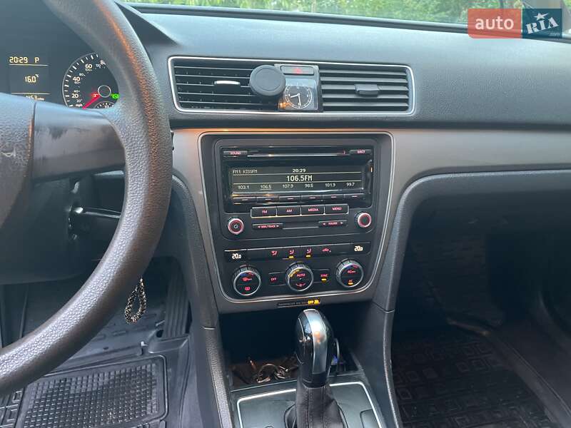 Седан Volkswagen Passat 2011 в Києві