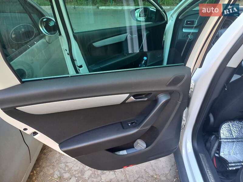 Універсал Volkswagen Passat 2013 в Одесі