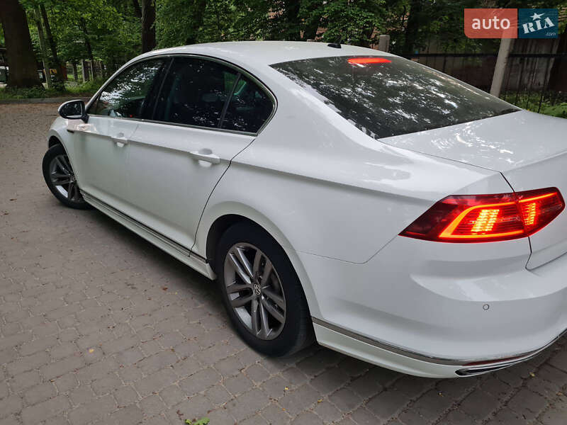 Седан Volkswagen Passat 2016 в Львове