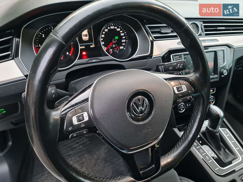 Седан Volkswagen Passat 2016 в Львове