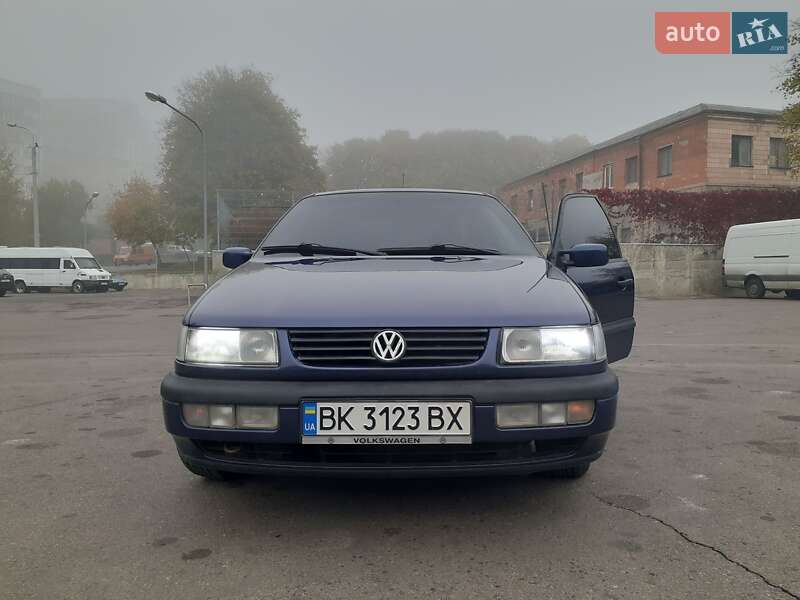 Седан Volkswagen Passat 1996 в Рівному