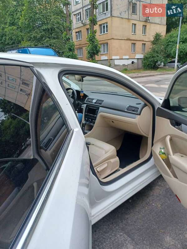 Седан Volkswagen Passat 2011 в Києві