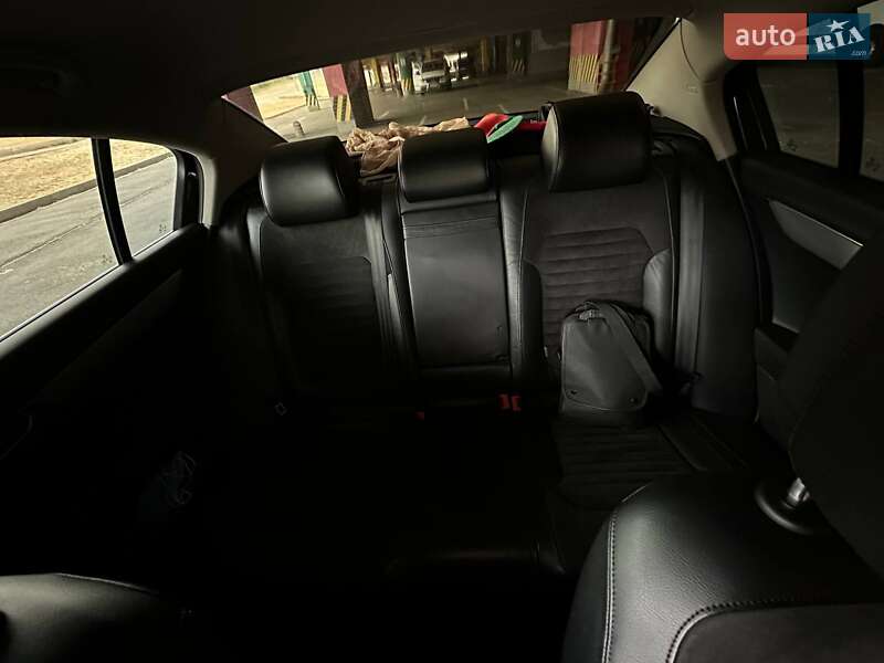 Седан Volkswagen Passat 2011 в Киеве
