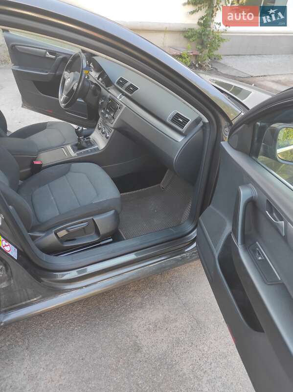 Універсал Volkswagen Passat 2013 в Житомирі