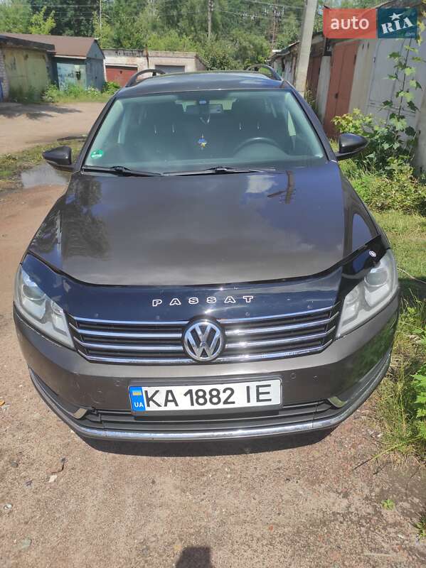 Універсал Volkswagen Passat 2013 в Житомирі