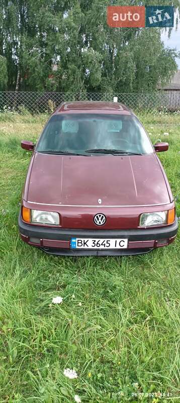 Седан Volkswagen Passat 1992 в Рокитному