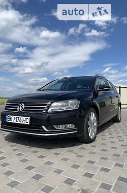 Універсал Volkswagen Passat 2012 в Дубровиці