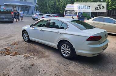 Седан Volkswagen Passat 2016 в Львове