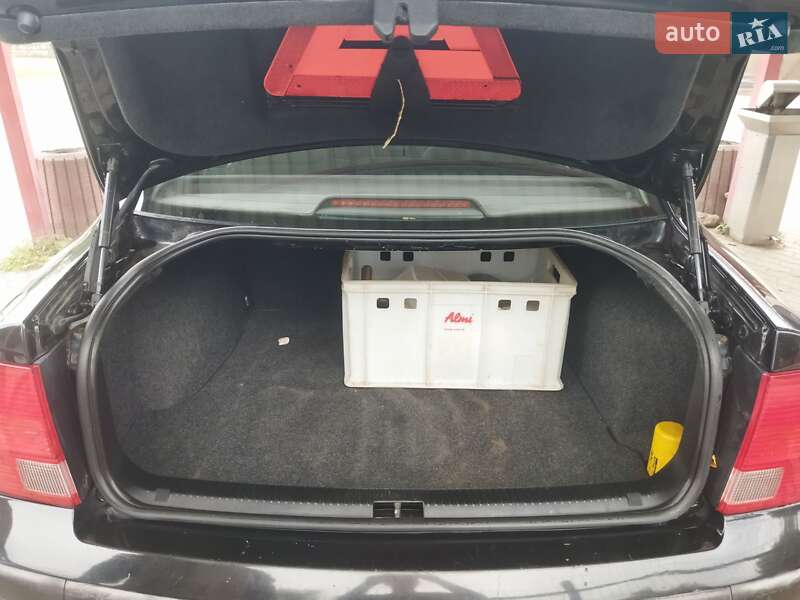 Седан Volkswagen Passat 2000 в Тростянці